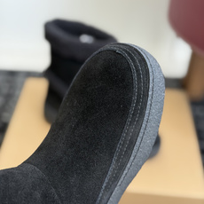 代购级 Moon Boot 翻毛拼接羊羔毛雪地靴✨ 鞋面采用细腻牛反绒,靴口一圈厚实羊羔毛,内里加绒,锁温保暖,秋冬上脚 代购级 Moon Boot 翻毛拼接羊羔毛雪地靴✨ 鞋面采用细腻牛反绒,靴口一圈厚实羊羔毛,内里加绒,锁温保暖,秋冬上脚