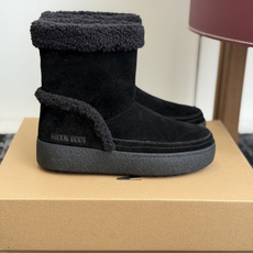 代购级 Moon Boot 翻毛拼接羊羔毛雪地靴✨ 鞋面采用细腻牛反绒,靴口一圈厚实羊羔毛,内里加绒,锁温保暖,秋冬上脚 代购级 Moon Boot 翻毛拼接羊羔毛雪地靴✨ 鞋面采用细腻牛反绒,靴口一圈厚实羊羔毛,内里加绒,锁温保暖,秋冬上脚