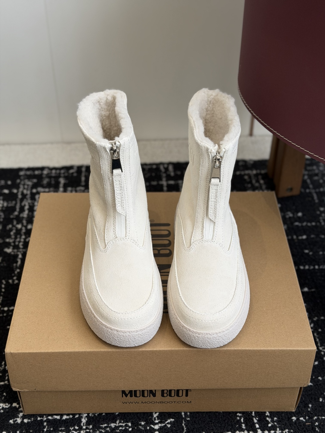 代购级 Moon Boot前拉链中筒雪地靴✨ 鞋面细腻牛反绒,内里加厚羊羔毛,锁温保暖,触感柔软 侧边拉链设计,穿脱很方 代购级 Moon Boot前拉链中筒雪地靴✨ 鞋面细腻牛反绒,内里加厚羊羔毛,锁温保暖,触感柔软 侧边拉链设计,穿脱很方