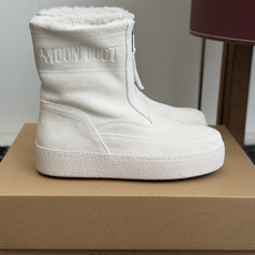 代购级 Moon Boot前拉链中筒雪地靴✨ 鞋面细腻牛反绒,内里加厚羊羔毛,锁温保暖,触感柔软 侧边拉链设计,穿脱很方 代购级 Moon Boot前拉链中筒雪地靴✨ 鞋面细腻牛反绒,内里加厚羊羔毛,锁温保暖,触感柔软 侧边拉链设计,穿脱很方