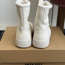 代购级 Moon Boot前拉链中筒雪地靴✨ 鞋面细腻牛反绒,内里加厚羊羔毛,锁温保暖,触感柔软 侧边拉链设计,穿脱很方 代购级 Moon Boot前拉链中筒雪地靴✨ 鞋面细腻牛反绒,内里加厚羊羔毛,锁温保暖,触感柔软 侧边拉链设计,穿脱很方