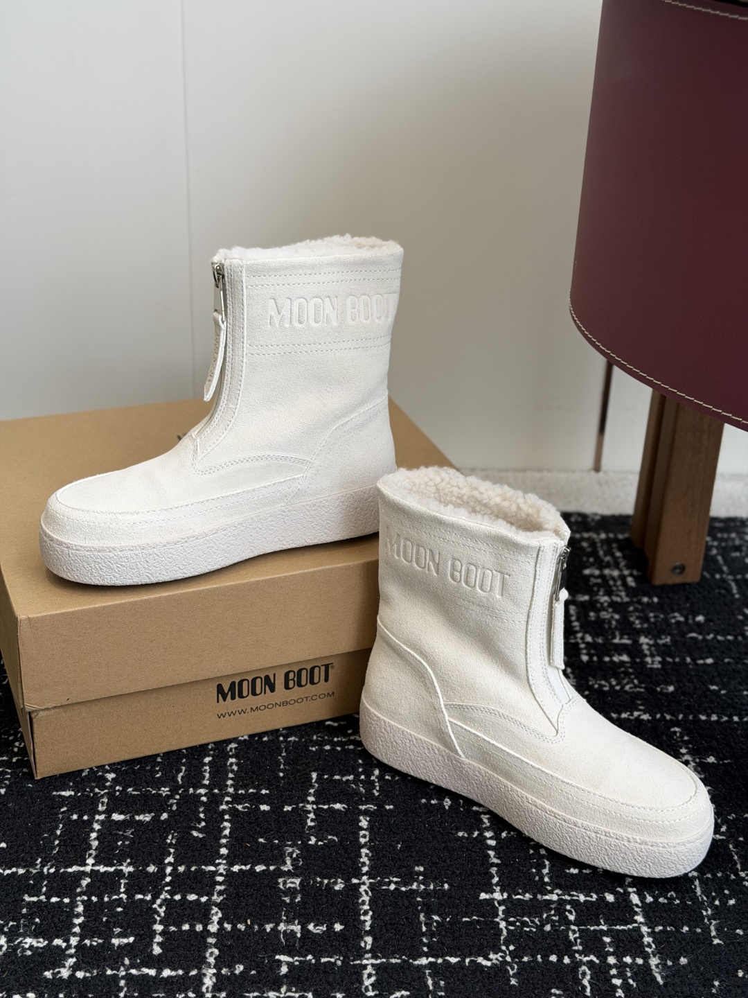 代购级 Moon Boot前拉链中筒雪地靴✨ 鞋面细腻牛反绒,内里加厚羊羔毛,锁温保暖,触感柔软 侧边拉链设计,穿脱很方 代购级 Moon Boot前拉链中筒雪地靴✨ 鞋面细腻牛反绒,内里加厚羊羔毛,锁温保暖,触感柔软 侧边拉链设计,穿脱很方