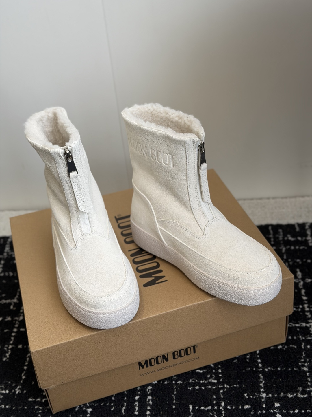 代购级 Moon Boot前拉链中筒雪地靴✨ 鞋面细腻牛反绒,内里加厚羊羔毛,锁温保暖,触感柔软 侧边拉链设计,穿脱很方 代购级 Moon Boot前拉链中筒雪地靴✨ 鞋面细腻牛反绒,内里加厚羊羔毛,锁温保暖,触感柔软 侧边拉链设计,穿脱很方