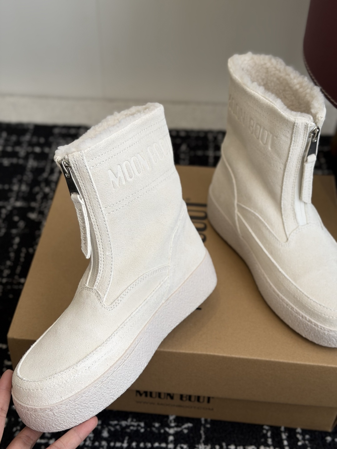 代购级 Moon Boot前拉链中筒雪地靴✨ 鞋面细腻牛反绒,内里加厚羊羔毛,锁温保暖,触感柔软 侧边拉链设计,穿脱很方 代购级 Moon Boot前拉链中筒雪地靴✨ 鞋面细腻牛反绒,内里加厚羊羔毛,锁温保暖,触感柔软 侧边拉链设计,穿脱很方