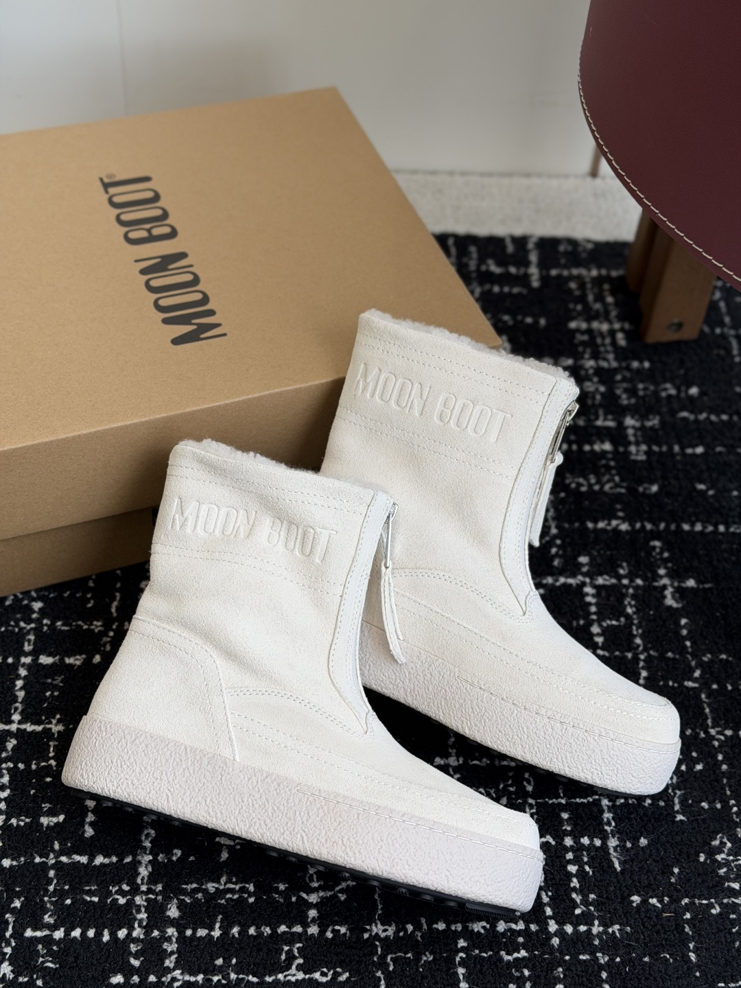 代购级 Moon Boot前拉链中筒雪地靴✨ 鞋面细腻牛反绒,内里加厚羊羔毛,锁温保暖,触感柔软 侧边拉链设计,穿脱很方 代购级 Moon Boot前拉链中筒雪地靴✨ 鞋面细腻牛反绒,内里加厚羊羔毛,锁温保暖,触感柔软 侧边拉链设计,穿脱很方