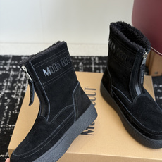 代购级 Moon Boot前拉链中筒雪地靴✨ 鞋面细腻牛反绒,内里加厚羊羔毛,锁温保暖,触感柔软 侧边拉链设计,穿脱很方 代购级 Moon Boot前拉链中筒雪地靴✨ 鞋面细腻牛反绒,内里加厚羊羔毛,锁温保暖,触感柔软 侧边拉链设计,穿脱很方