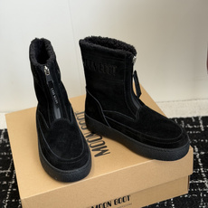 代购级 Moon Boot前拉链中筒雪地靴✨ 鞋面细腻牛反绒,内里加厚羊羔毛,锁温保暖,触感柔软 侧边拉链设计,穿脱很方 代购级 Moon Boot前拉链中筒雪地靴✨ 鞋面细腻牛反绒,内里加厚羊羔毛,锁温保暖,触感柔软 侧边拉链设计,穿脱很方