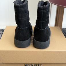 代购级 Moon Boot前拉链中筒雪地靴✨ 鞋面细腻牛反绒,内里加厚羊羔毛,锁温保暖,触感柔软 侧边拉链设计,穿脱很方 代购级 Moon Boot前拉链中筒雪地靴✨ 鞋面细腻牛反绒,内里加厚羊羔毛,锁温保暖,触感柔软 侧边拉链设计,穿脱很方