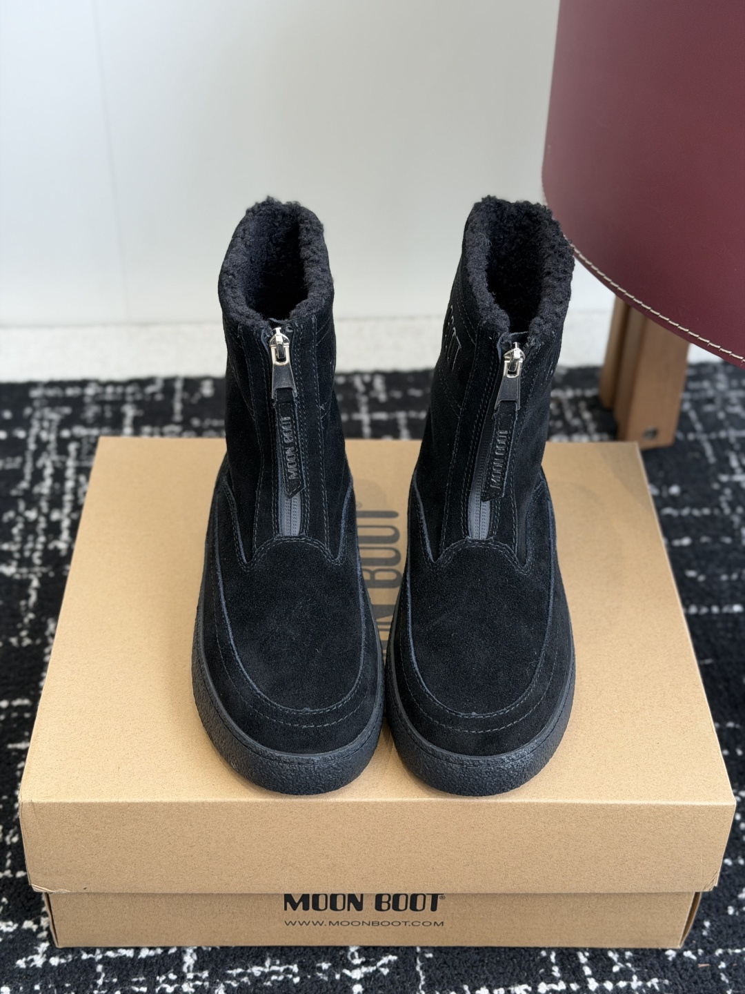 代购级 Moon Boot前拉链中筒雪地靴✨ 鞋面细腻牛反绒,内里加厚羊羔毛,锁温保暖,触感柔软 侧边拉链设计,穿脱很方 代购级 Moon Boot前拉链中筒雪地靴✨ 鞋面细腻牛反绒,内里加厚羊羔毛,锁温保暖,触感柔软 侧边拉链设计,穿脱很方