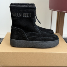 代购级 Moon Boot前拉链中筒雪地靴✨ 鞋面细腻牛反绒,内里加厚羊羔毛,锁温保暖,触感柔软 侧边拉链设计,穿脱很方 代购级 Moon Boot前拉链中筒雪地靴✨ 鞋面细腻牛反绒,内里加厚羊羔毛,锁温保暖,触感柔软 侧边拉链设计,穿脱很方