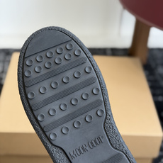 代购级 Moon Boot前拉链中筒雪地靴✨ 鞋面细腻牛反绒,内里加厚羊羔毛,锁温保暖,触感柔软 侧边拉链设计,穿脱很方 代购级 Moon Boot前拉链中筒雪地靴✨ 鞋面细腻牛反绒,内里加厚羊羔毛,锁温保暖,触感柔软 侧边拉链设计,穿脱很方