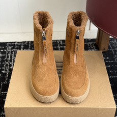 代购级 Moon Boot前拉链中筒雪地靴✨ 鞋面细腻牛反绒,内里加厚羊羔毛,锁温保暖,触感柔软 侧边拉链设计,穿脱很方 代购级 Moon Boot前拉链中筒雪地靴✨ 鞋面细腻牛反绒,内里加厚羊羔毛,锁温保暖,触感柔软 侧边拉链设计,穿脱很方