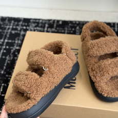 代购级 Moon Boot 双魔术贴毛毛凉鞋✨ 通体加厚泰迪羊羔毛面料,软糯亲肤,保暖又氛围感满满 双魔术贴设计,可自由 代购级 Moon Boot 双魔术贴毛毛凉鞋✨ 通体加厚泰迪羊羔毛面料,软糯亲肤,保暖又氛围感满满 双魔术贴设计,可自由