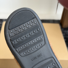 代购级 Moon Boot 双魔术贴毛毛凉鞋✨ 通体加厚泰迪羊羔毛面料,软糯亲肤,保暖又氛围感满满 双魔术贴设计,可自由 代购级 Moon Boot 双魔术贴毛毛凉鞋✨ 通体加厚泰迪羊羔毛面料,软糯亲肤,保暖又氛围感满满 双魔术贴设计,可自由