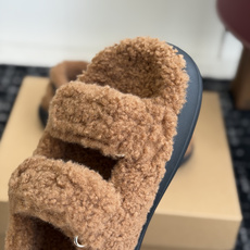 代购级 Moon Boot 双魔术贴毛毛凉鞋✨ 通体加厚泰迪羊羔毛面料,软糯亲肤,保暖又氛围感满满 双魔术贴设计,可自由 代购级 Moon Boot 双魔术贴毛毛凉鞋✨ 通体加厚泰迪羊羔毛面料,软糯亲肤,保暖又氛围感满满 双魔术贴设计,可自由