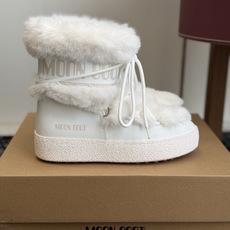 代购级 Moon Boot系带毛绒中筒雪地靴✨ 整鞋厚实仿水貂毛绒面料,蓬松柔软,包裹感强,保暖效果在线 经典系带设计, 代购级 Moon Boot系带毛绒中筒雪地靴✨ 整鞋厚实仿水貂毛绒面料,蓬松柔软,包裹感强,保暖效果在线 经典系带设计,