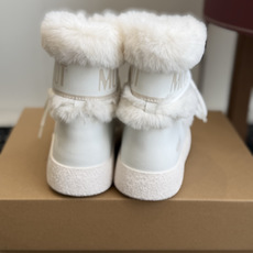 代购级 Moon Boot系带毛绒中筒雪地靴✨ 整鞋厚实仿水貂毛绒面料,蓬松柔软,包裹感强,保暖效果在线 经典系带设计, 代购级 Moon Boot系带毛绒中筒雪地靴✨ 整鞋厚实仿水貂毛绒面料,蓬松柔软,包裹感强,保暖效果在线 经典系带设计,