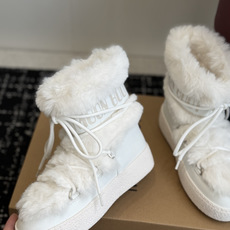 代购级 Moon Boot系带毛绒中筒雪地靴✨ 整鞋厚实仿水貂毛绒面料,蓬松柔软,包裹感强,保暖效果在线 经典系带设计, 代购级 Moon Boot系带毛绒中筒雪地靴✨ 整鞋厚实仿水貂毛绒面料,蓬松柔软,包裹感强,保暖效果在线 经典系带设计,