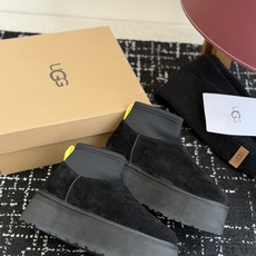 代购级 UGG Mini迪普羊毛毛线两穿靴 鞋面选用牛刨层革,质感柔和耐穿,内里填充纯羊毛,上脚软糯保暖,秋冬御寒绝配。 代购级 UGG Mini迪普羊毛毛线两穿靴 鞋面选用牛刨层革,质感柔和耐穿,内里填充纯羊毛,上脚软糯保暖,秋冬御寒绝配。