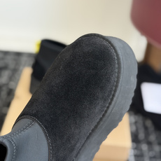 代购级 UGG Mini迪普羊毛毛线两穿靴 鞋面选用牛刨层革,质感柔和耐穿,内里填充纯羊毛,上脚软糯保暖,秋冬御寒绝配。 代购级 UGG Mini迪普羊毛毛线两穿靴 鞋面选用牛刨层革,质感柔和耐穿,内里填充纯羊毛,上脚软糯保暖,秋冬御寒绝配。
