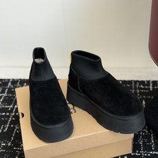 代购级 UGG Mini迪普羊毛毛线两穿靴 鞋面选用牛刨层革,质感柔和耐穿,内里填充纯羊毛,上脚软糯保暖,秋冬御寒绝配。 代购级 UGG Mini迪普羊毛毛线两穿靴 鞋面选用牛刨层革,质感柔和耐穿,内里填充纯羊毛,上脚软糯保暖,秋冬御寒绝配。