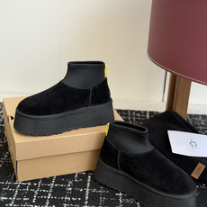 代购级 UGG Mini迪普羊毛毛线两穿靴 鞋面选用牛刨层革,质感柔和耐穿,内里填充纯羊毛,上脚软糯保暖,秋冬御寒绝配。 代购级 UGG Mini迪普羊毛毛线两穿靴 鞋面选用牛刨层革,质感柔和耐穿,内里填充纯羊毛,上脚软糯保暖,秋冬御寒绝配。