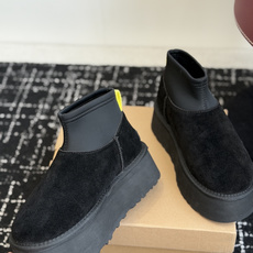 代购级 UGG Mini迪普羊毛毛线两穿靴 鞋面选用牛刨层革,质感柔和耐穿,内里填充纯羊毛,上脚软糯保暖,秋冬御寒绝配。 代购级 UGG Mini迪普羊毛毛线两穿靴 鞋面选用牛刨层革,质感柔和耐穿,内里填充纯羊毛,上脚软糯保暖,秋冬御寒绝配。