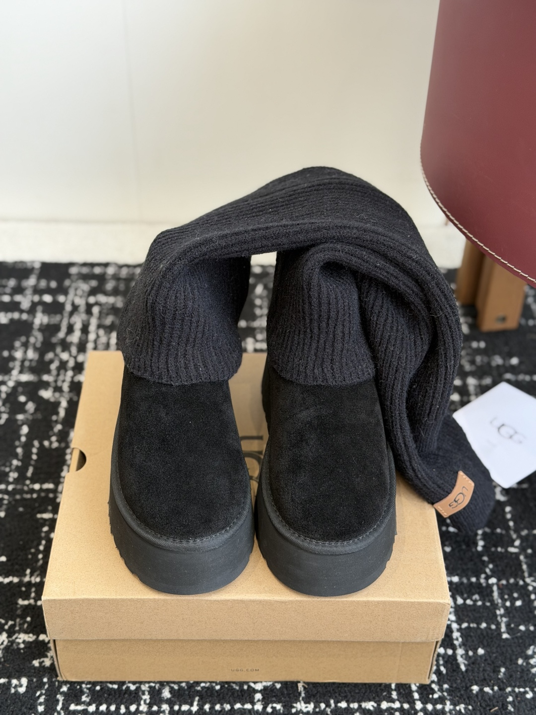 代购级 UGG Mini迪普羊毛毛线两穿靴 鞋面选用牛刨层革,质感柔和耐穿,内里填充纯羊毛,上脚软糯保暖,秋冬御寒绝配。 代购级 UGG Mini迪普羊毛毛线两穿靴 鞋面选用牛刨层革,质感柔和耐穿,内里填充纯羊毛,上脚软糯保暖,秋冬御寒绝配。