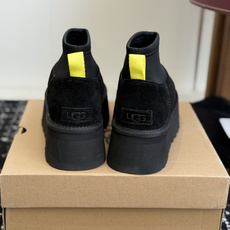 代购级 UGG Mini迪普羊毛毛线两穿靴 鞋面选用牛刨层革,质感柔和耐穿,内里填充纯羊毛,上脚软糯保暖,秋冬御寒绝配。 代购级 UGG Mini迪普羊毛毛线两穿靴 鞋面选用牛刨层革,质感柔和耐穿,内里填充纯羊毛,上脚软糯保暖,秋冬御寒绝配。