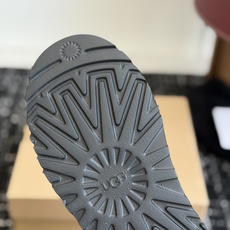 代购级 UGG Mini迪普羊毛毛线两穿靴 鞋面选用牛刨层革,质感柔和耐穿,内里填充纯羊毛,上脚软糯保暖,秋冬御寒绝配。 代购级 UGG Mini迪普羊毛毛线两穿靴 鞋面选用牛刨层革,质感柔和耐穿,内里填充纯羊毛,上脚软糯保暖,秋冬御寒绝配。