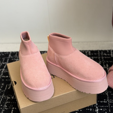 代购级 UGG Mini迪普羊毛毛线两穿靴 鞋面选用牛刨层革,质感柔和耐穿,内里填充纯羊毛,上脚软糯保暖,秋冬御寒绝配。 代购级 UGG Mini迪普羊毛毛线两穿靴 鞋面选用牛刨层革,质感柔和耐穿,内里填充纯羊毛,上脚软糯保暖,秋冬御寒绝配。