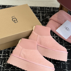 代购级 UGG Mini迪普羊毛毛线两穿靴 鞋面选用牛刨层革,质感柔和耐穿,内里填充纯羊毛,上脚软糯保暖,秋冬御寒绝配。 代购级 UGG Mini迪普羊毛毛线两穿靴 鞋面选用牛刨层革,质感柔和耐穿,内里填充纯羊毛,上脚软糯保暖,秋冬御寒绝配。