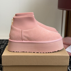 代购级 UGG Mini迪普羊毛毛线两穿靴 鞋面选用牛刨层革,质感柔和耐穿,内里填充纯羊毛,上脚软糯保暖,秋冬御寒绝配。 代购级 UGG Mini迪普羊毛毛线两穿靴 鞋面选用牛刨层革,质感柔和耐穿,内里填充纯羊毛,上脚软糯保暖,秋冬御寒绝配。