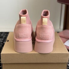 代购级 UGG Mini迪普羊毛毛线两穿靴 鞋面选用牛刨层革,质感柔和耐穿,内里填充纯羊毛,上脚软糯保暖,秋冬御寒绝配。 代购级 UGG Mini迪普羊毛毛线两穿靴 鞋面选用牛刨层革,质感柔和耐穿,内里填充纯羊毛,上脚软糯保暖,秋冬御寒绝配。
