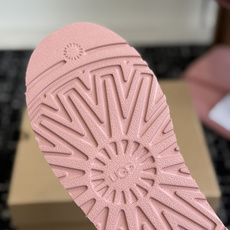 代购级 UGG Mini迪普羊毛毛线两穿靴 鞋面选用牛刨层革,质感柔和耐穿,内里填充纯羊毛,上脚软糯保暖,秋冬御寒绝配。 代购级 UGG Mini迪普羊毛毛线两穿靴 鞋面选用牛刨层革,质感柔和耐穿,内里填充纯羊毛,上脚软糯保暖,秋冬御寒绝配。