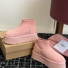 代购级 UGG Mini迪普羊毛毛线两穿靴 鞋面选用牛刨层革,质感柔和耐穿,内里填充纯羊毛,上脚软糯保暖,秋冬御寒绝配。 代购级 UGG Mini迪普羊毛毛线两穿靴 鞋面选用牛刨层革,质感柔和耐穿,内里填充纯羊毛,上脚软糯保暖,秋冬御寒绝配。