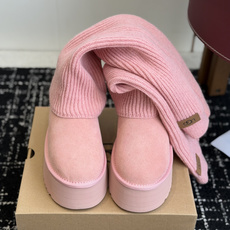 代购级 UGG Mini迪普羊毛毛线两穿靴 鞋面选用牛刨层革,质感柔和耐穿,内里填充纯羊毛,上脚软糯保暖,秋冬御寒绝配。 代购级 UGG Mini迪普羊毛毛线两穿靴 鞋面选用牛刨层革,质感柔和耐穿,内里填充纯羊毛,上脚软糯保暖,秋冬御寒绝配。