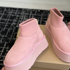 代购级 UGG Mini迪普羊毛毛线两穿靴 鞋面选用牛刨层革,质感柔和耐穿,内里填充纯羊毛,上脚软糯保暖,秋冬御寒绝配。 代购级 UGG Mini迪普羊毛毛线两穿靴 鞋面选用牛刨层革,质感柔和耐穿,内里填充纯羊毛,上脚软糯保暖,秋冬御寒绝配。