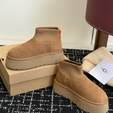 代购级 UGG Mini迪普羊毛毛线两穿靴 鞋面选用牛刨层革,质感柔和耐穿,内里填充纯羊毛,上脚软糯保暖,秋冬御寒绝配。 代购级 UGG Mini迪普羊毛毛线两穿靴 鞋面选用牛刨层革,质感柔和耐穿,内里填充纯羊毛,上脚软糯保暖,秋冬御寒绝配。