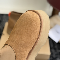 代购级 UGG Mini迪普羊毛毛线两穿靴 鞋面选用牛刨层革,质感柔和耐穿,内里填充纯羊毛,上脚软糯保暖,秋冬御寒绝配。 代购级 UGG Mini迪普羊毛毛线两穿靴 鞋面选用牛刨层革,质感柔和耐穿,内里填充纯羊毛,上脚软糯保暖,秋冬御寒绝配。