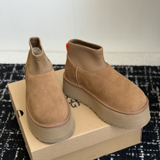 代购级 UGG Mini迪普羊毛毛线两穿靴 鞋面选用牛刨层革,质感柔和耐穿,内里填充纯羊毛,上脚软糯保暖,秋冬御寒绝配。 代购级 UGG Mini迪普羊毛毛线两穿靴 鞋面选用牛刨层革,质感柔和耐穿,内里填充纯羊毛,上脚软糯保暖,秋冬御寒绝配。