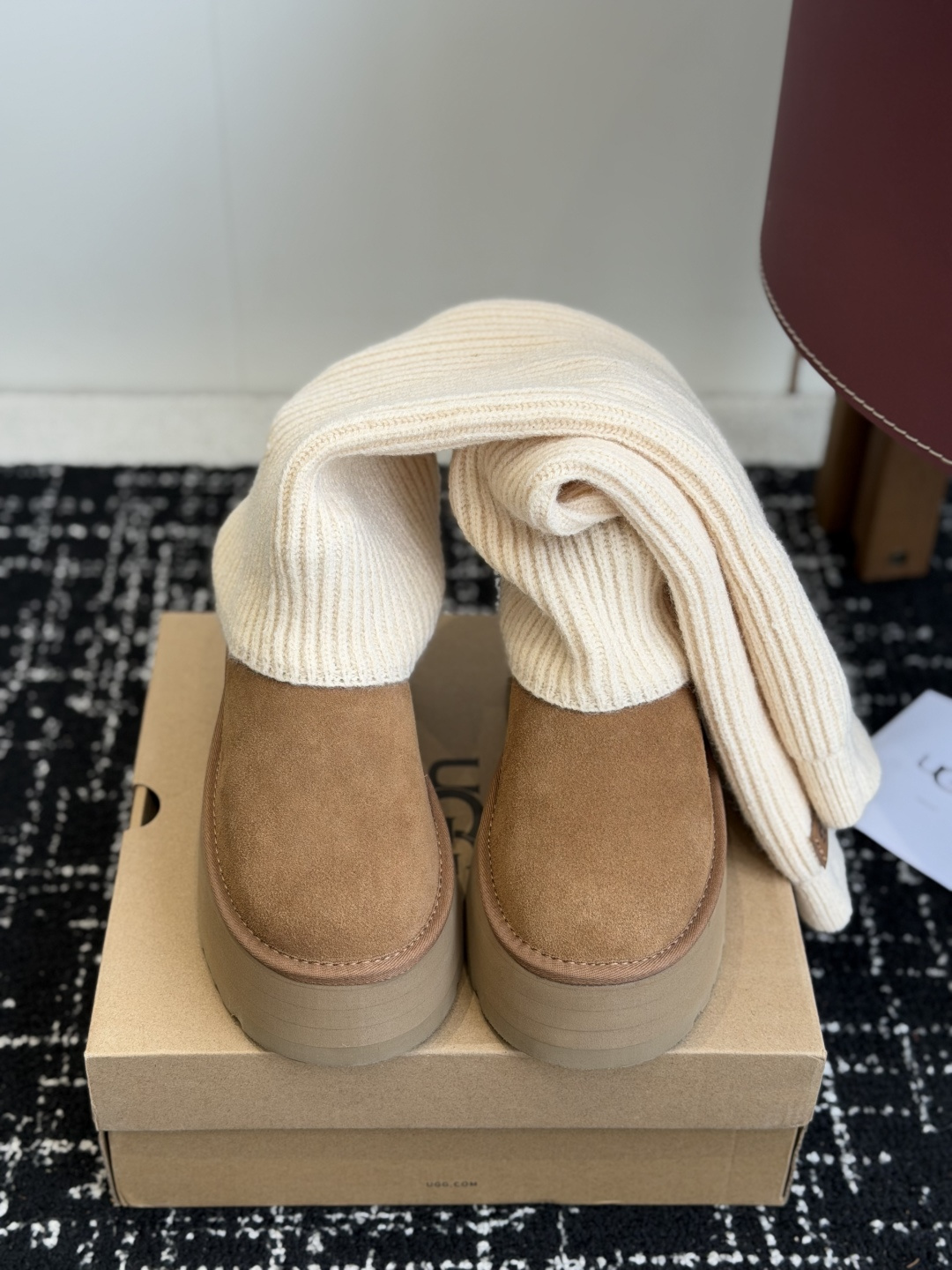 代购级 UGG Mini迪普羊毛毛线两穿靴 鞋面选用牛刨层革,质感柔和耐穿,内里填充纯羊毛,上脚软糯保暖,秋冬御寒绝配。 代购级 UGG Mini迪普羊毛毛线两穿靴 鞋面选用牛刨层革,质感柔和耐穿,内里填充纯羊毛,上脚软糯保暖,秋冬御寒绝配。