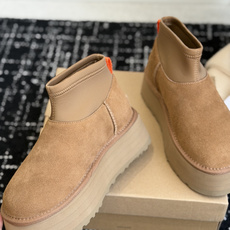 代购级 UGG Mini迪普羊毛毛线两穿靴 鞋面选用牛刨层革,质感柔和耐穿,内里填充纯羊毛,上脚软糯保暖,秋冬御寒绝配。 代购级 UGG Mini迪普羊毛毛线两穿靴 鞋面选用牛刨层革,质感柔和耐穿,内里填充纯羊毛,上脚软糯保暖,秋冬御寒绝配。