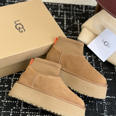 代购级 UGG Mini迪普羊毛毛线两穿靴 鞋面选用牛刨层革,质感柔和耐穿,内里填充纯羊毛,上脚软糯保暖,秋冬御寒绝配。 代购级 UGG Mini迪普羊毛毛线两穿靴 鞋面选用牛刨层革,质感柔和耐穿,内里填充纯羊毛,上脚软糯保暖,秋冬御寒绝配。