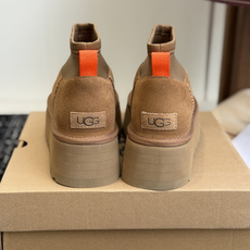 代购级 UGG Mini迪普羊毛毛线两穿靴 鞋面选用牛刨层革,质感柔和耐穿,内里填充纯羊毛,上脚软糯保暖,秋冬御寒绝配。 代购级 UGG Mini迪普羊毛毛线两穿靴 鞋面选用牛刨层革,质感柔和耐穿,内里填充纯羊毛,上脚软糯保暖,秋冬御寒绝配。