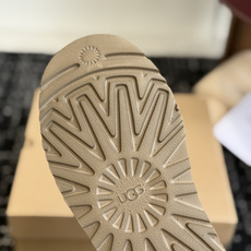 代购级 UGG Mini迪普羊毛毛线两穿靴 鞋面选用牛刨层革,质感柔和耐穿,内里填充纯羊毛,上脚软糯保暖,秋冬御寒绝配。 代购级 UGG Mini迪普羊毛毛线两穿靴 鞋面选用牛刨层革,质感柔和耐穿,内里填充纯羊毛,上脚软糯保暖,秋冬御寒绝配。
