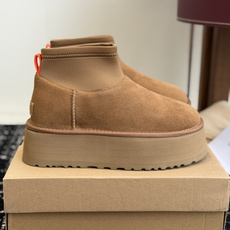 代购级 UGG Mini迪普羊毛毛线两穿靴 鞋面选用牛刨层革,质感柔和耐穿,内里填充纯羊毛,上脚软糯保暖,秋冬御寒绝配。 代购级 UGG Mini迪普羊毛毛线两穿靴 鞋面选用牛刨层革,质感柔和耐穿,内里填充纯羊毛,上脚软糯保暖,秋冬御寒绝配。