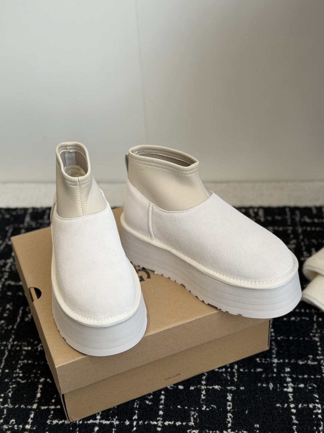 代购级 UGG Mini迪普羊毛毛线两穿靴 鞋面选用牛刨层革，质感柔和耐穿，内里填充纯羊毛，上脚软糯保暖，秋冬御寒绝配。