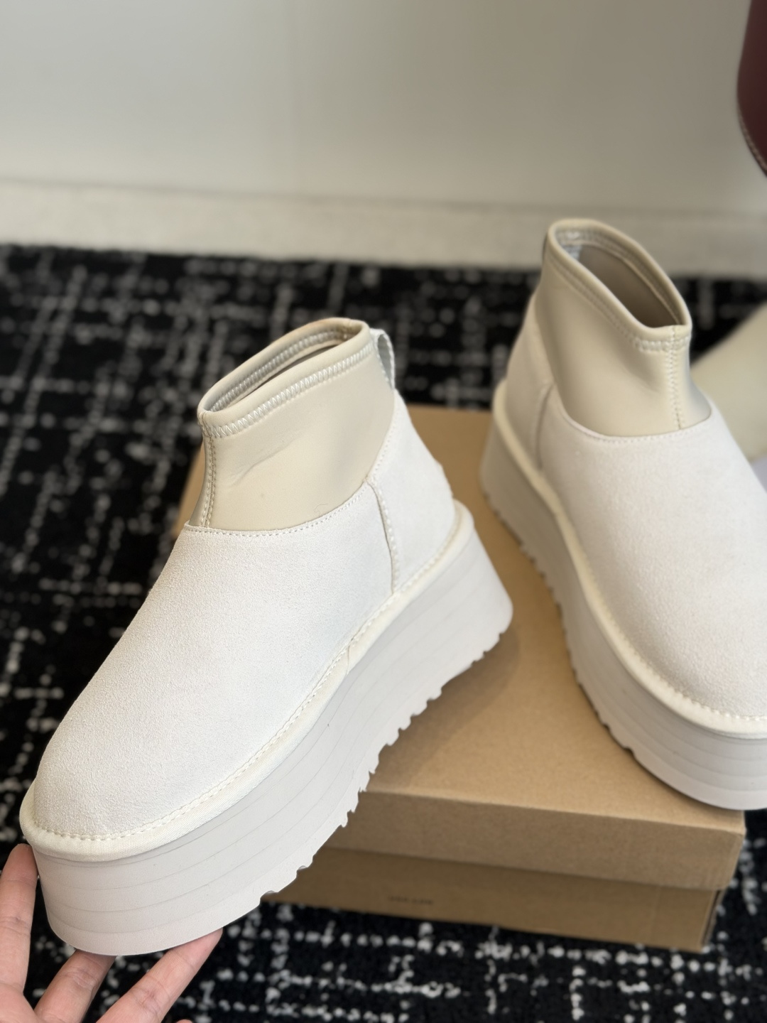 代购级 UGG Mini迪普羊毛毛线两穿靴 鞋面选用牛刨层革，质感柔和耐穿，内里填充纯羊毛，上脚软糯保暖，秋冬御寒绝配。