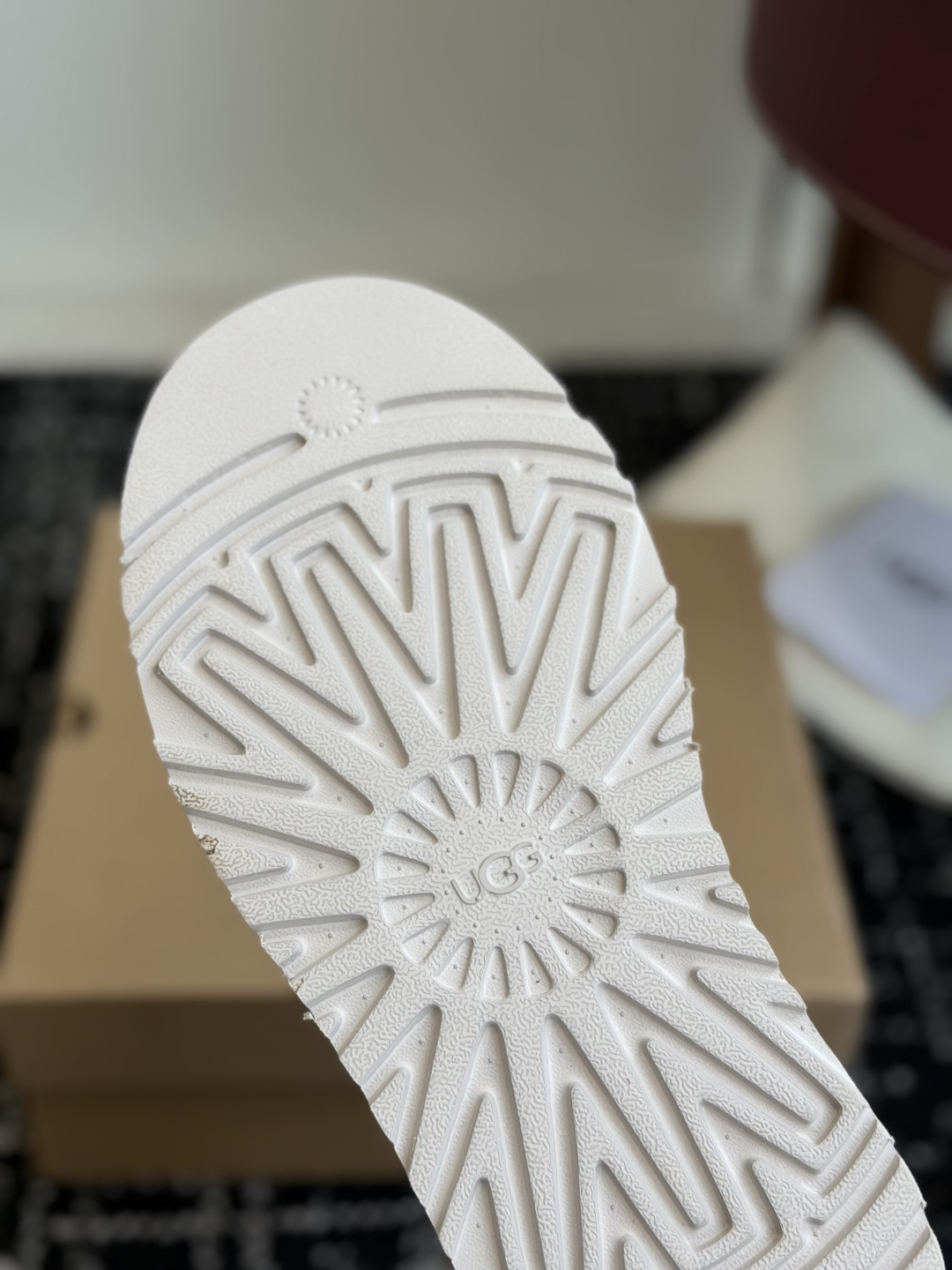代购级 UGG Mini迪普羊毛毛线两穿靴 鞋面选用牛刨层革，质感柔和耐穿，内里填充纯羊毛，上脚软糯保暖，秋冬御寒绝配。